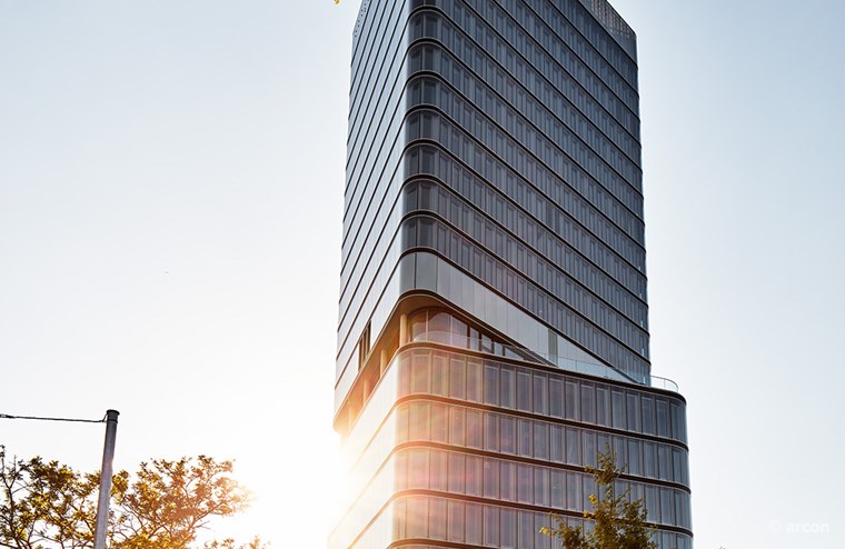Einzigartige Fassadenplanung: Am 90 Meter hohen Porsche Design Tower Stuttgart wurde das Vogelschutzglas ORNILUX® design lines verbaut.