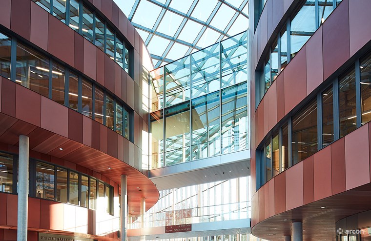 Das imposante verglaste Atrium der neuen Zentralbibliothek der Philipps-Universität Marburg schafft eine lichtdurchflutete Innenfläche. 